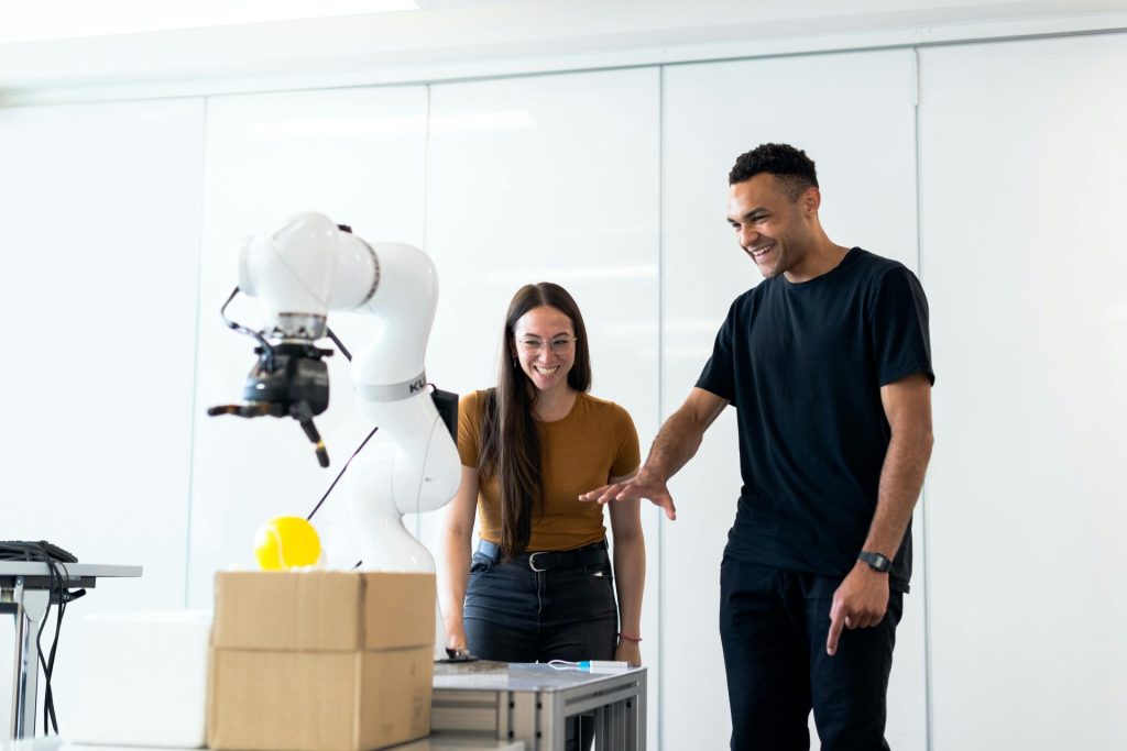Zwei Ingenieure testen gemeinsam einen futuristischen Roboterprototyp in einem modernen Indoor-Labor.