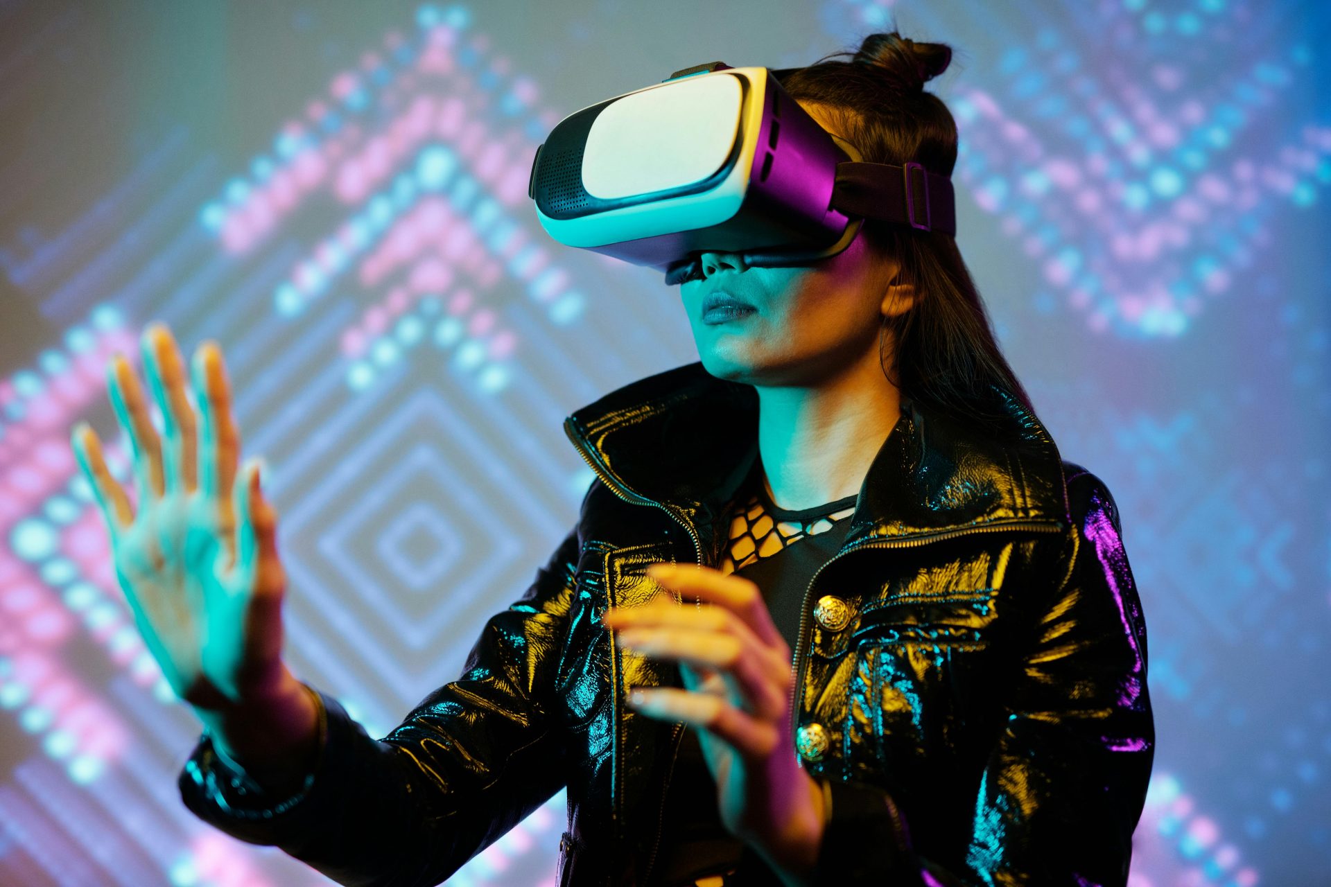 Frau nutzt VR-Headset mit interaktiven Neonlichtern im Innenbereich und freut sich über digitale Innovationen.