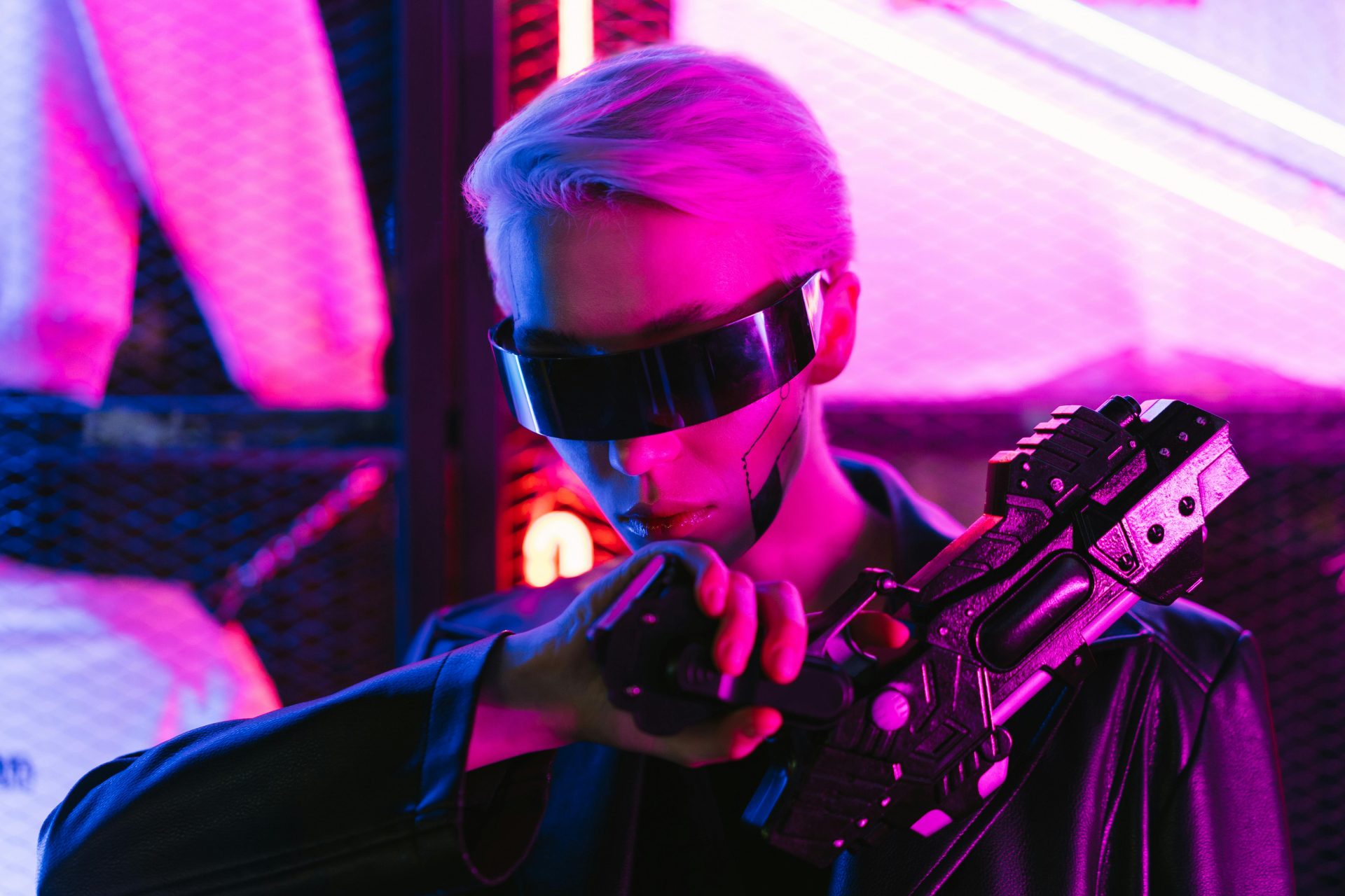 Eine stylische Frau im Cyberpunk-Outfit posiert mit einer futuristischen Waffe unter Neonlicht.