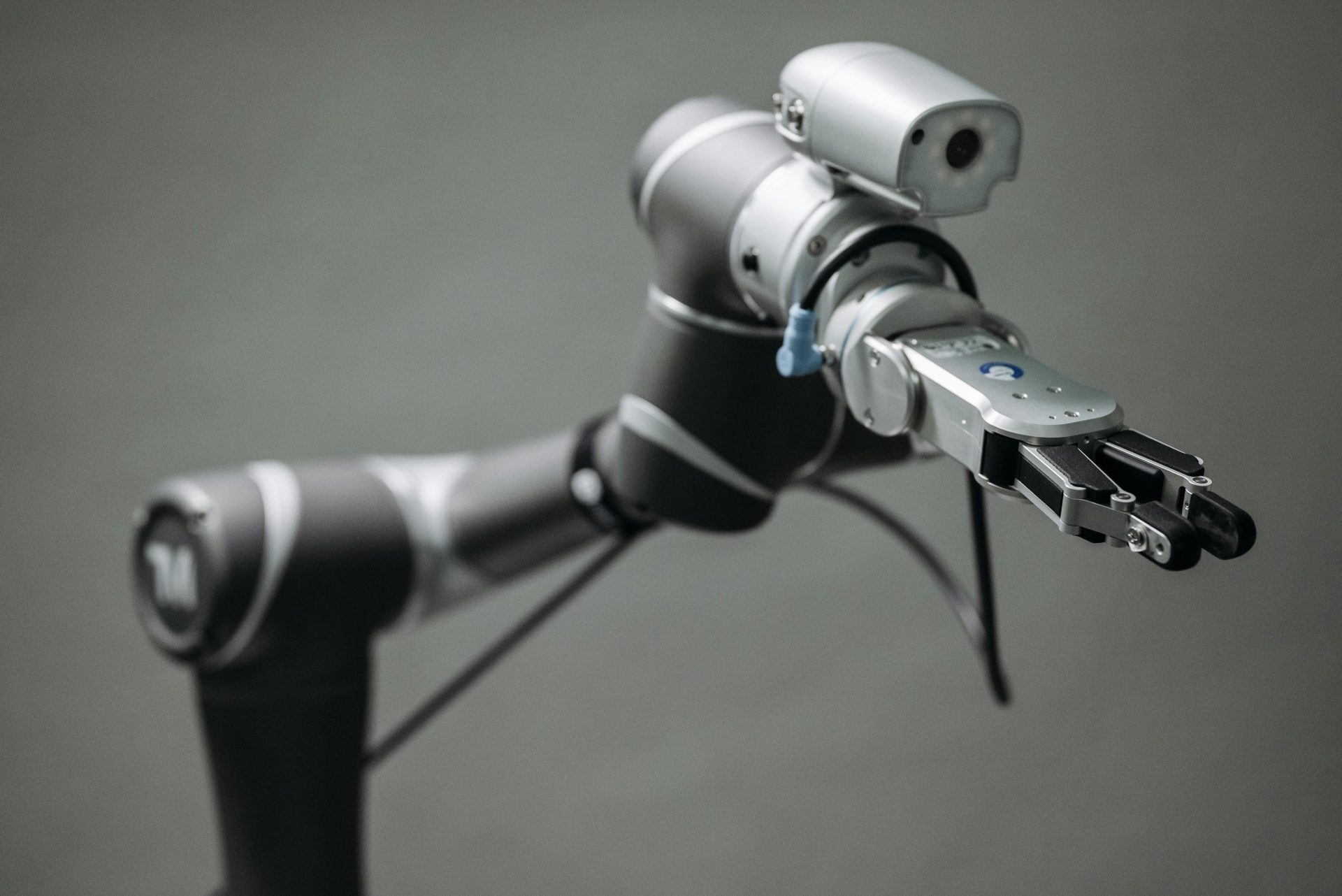 Nahaufnahme eines mit einer Videokamera ausgestatteten Roboterarms, der moderne Technologie demonstriert.