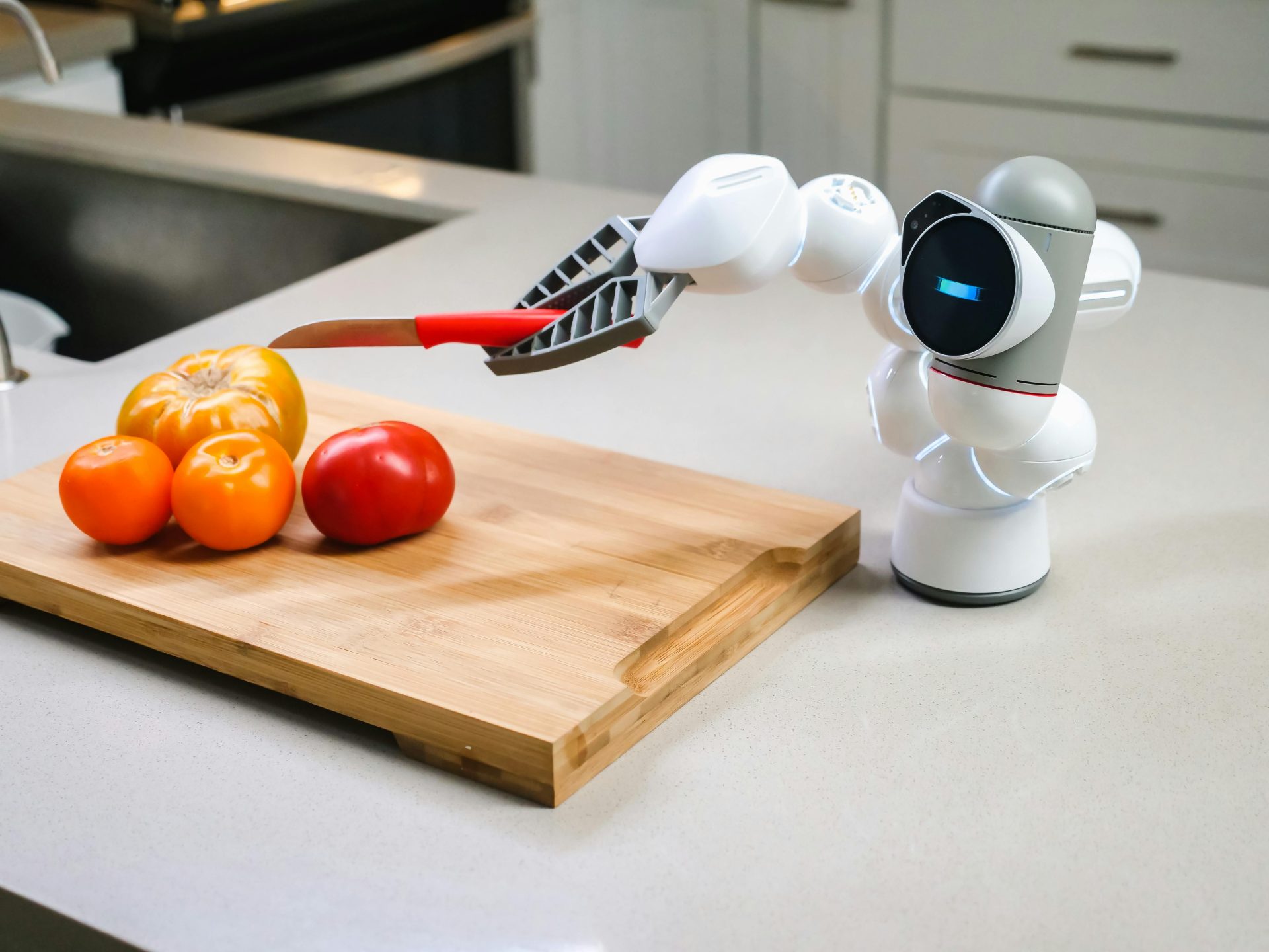 Ein humanoider Roboter schneidet mithilfe moderner Technologie Tomaten auf einem hölzernen Schneidebrett.